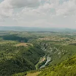 Una Resort *